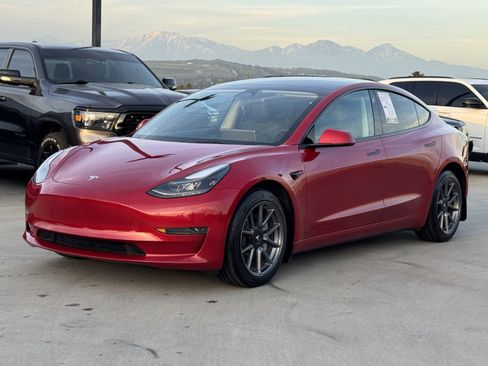 Used 2023 Tesla Model 3 Standard Range image 3