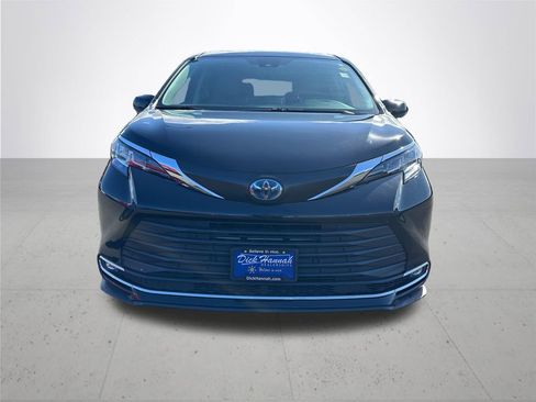 Used 2023 Toyota Sienna XLE image 3