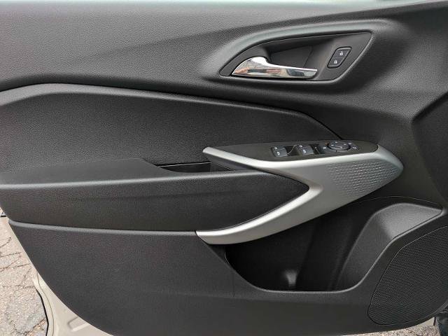 Used 2026 Chevrolet Trax RS w/ Sunroof Package FWD image 16