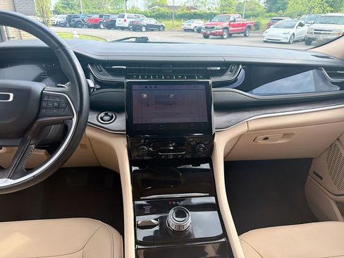 Used 2022 Jeep Grand Cherokee Limited image 18