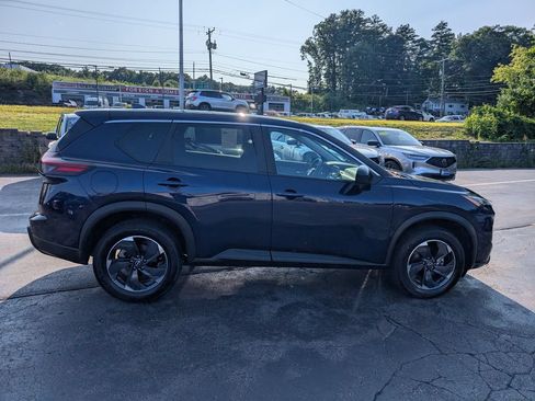 Used 2024 Nissan Rogue SV AWD/4WD image 9