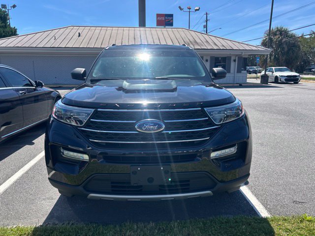 Used 2022 Ford Explorer XLT w/ Equipment Group 202A AWD/4WD image 2