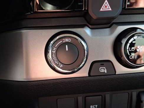 Used 2018 Toyota Tacoma SR5 AWD/4WD image 26