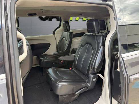 Used 2022 Chrysler Pacifica Touring-L FWD image 19