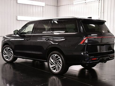 Used 2025 Lincoln Navigator Reserve AWD/4WD image 5