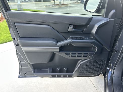 Used 2025 Toyota 4Runner SR5 AWD/4WD image 14