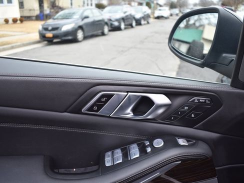 Used 2025 BMW X7 xDrive40i w/ Premium Package image 12