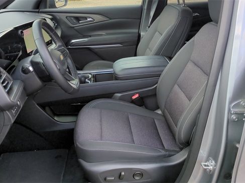 Used 2025 Chevrolet Traverse LT image 10