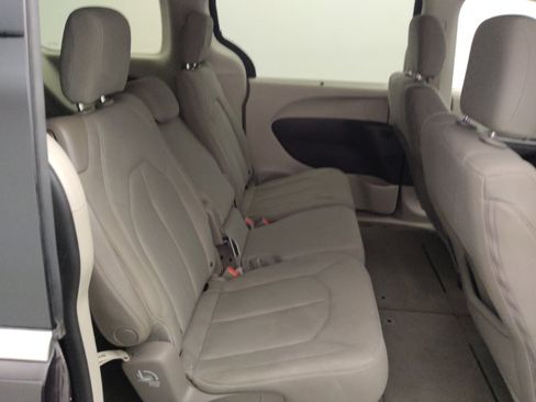 Used 2019 Chrysler Pacifica Touring Plus w/ Tire & Wheel Group FWD image 19