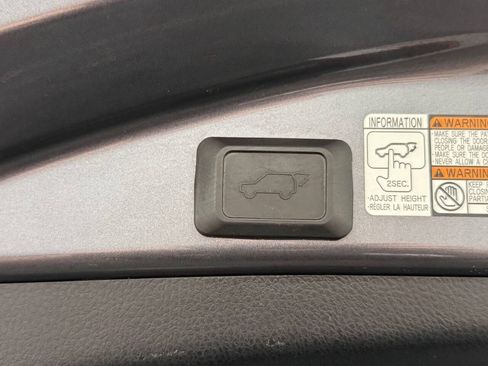 Used 2018 Toyota RAV4 XLE w/ Convenience Package AWD/4WD image 18