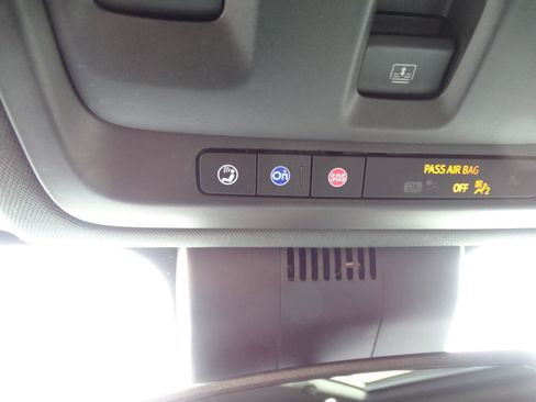 Used 2023 GMC Yukon XL SLT image 32