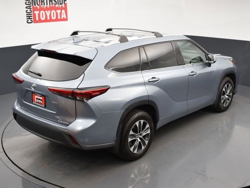 Used 2021 Toyota Highlander XLE AWD/4WD image 24