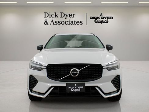 Certified 2025 Volvo XC60 B5 Core image 15