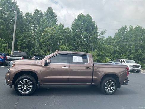 Used 2019 Chevrolet Silverado 1500 High Country w/ Technology Package AWD/4WD image 8