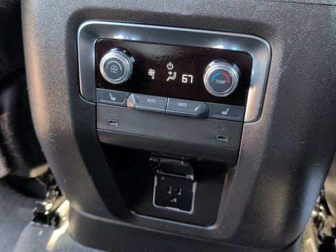 Used 2025 GMC Yukon XL Denali AWD/4WD image 32