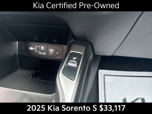 Used 2025 Kia Sorento S FWD image 32