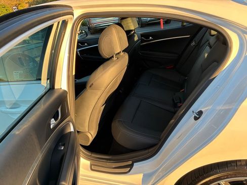 Used 2025 Genesis G70 2.5T image 27