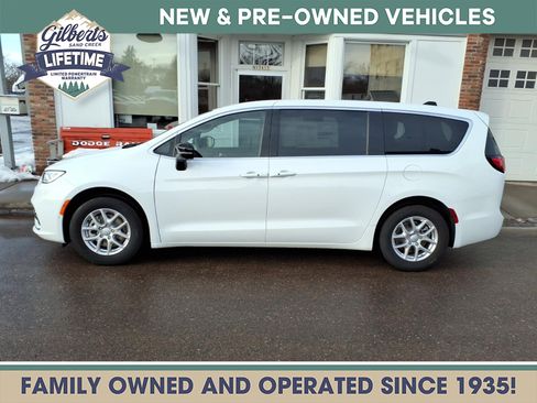 New 2026 Chrysler Pacifica Select image 1