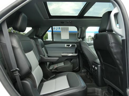 Used 2022 Ford Explorer XLT w/ Equipment Group 202A AWD/4WD image 16