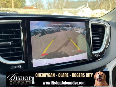 Used 2023 Chrysler Pacifica Touring-L image 14