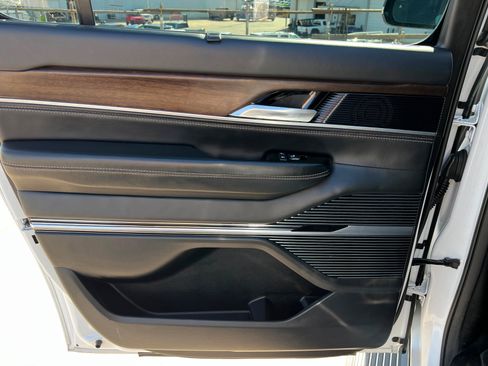 Used 2023 Jeep Grand Wagoneer L Series II image 18