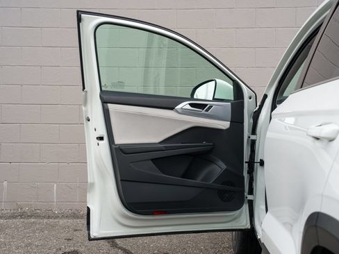 Used 2025 Volkswagen Taos SE AWD/4WD image 15