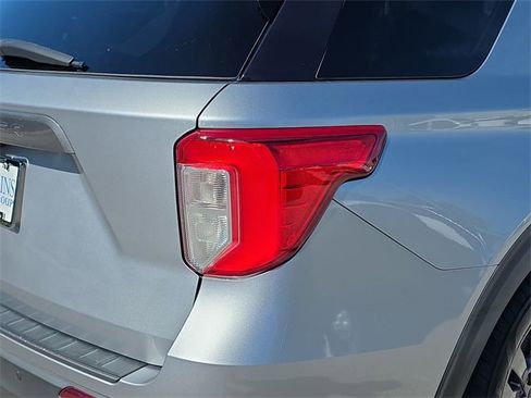 Used 2022 Ford Explorer XLT w/ Equipment Group 202A image 7