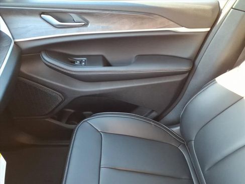 New 2025 Jeep Grand Cherokee Limited image 30