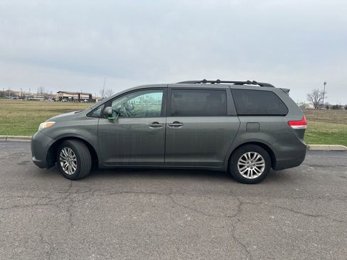 Used 2012 Toyota Sienna XLE image 8