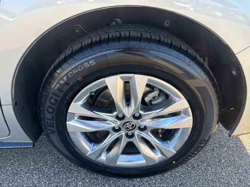 Used 2023 Toyota Sienna Limited image 30