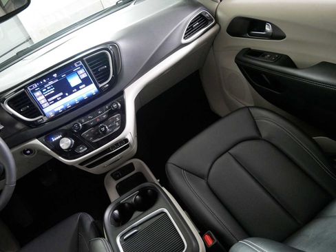 Used 2024 Chrysler Pacifica Touring-L FWD image 11