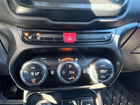 Used 2016 Jeep Renegade Trailhawk w/ Premium Trailhawk Package image 27