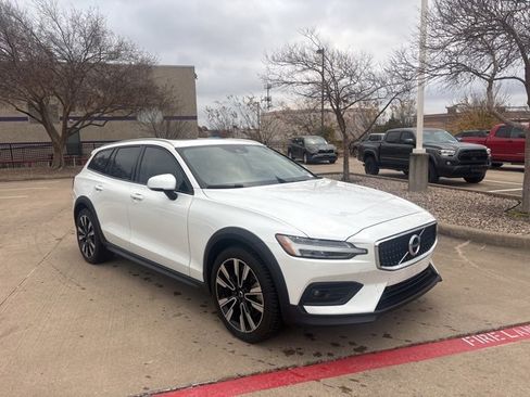 Used 2021 Volvo V60 T5 Cross Country w/ Climate Package image 3