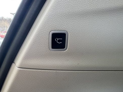 Used 2022 Chrysler Pacifica Touring-L w/ Uconnect Theater Family Group image 6