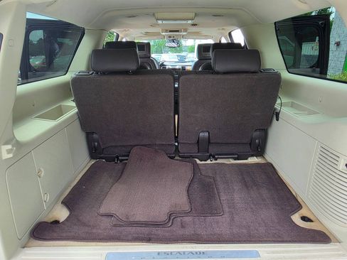 Used 2010 Cadillac Escalade ESV Platinum RWD image 19