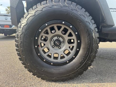 Used 2018 Jeep Wrangler Unlimited Rubicon w/ Connectivity Group image 29