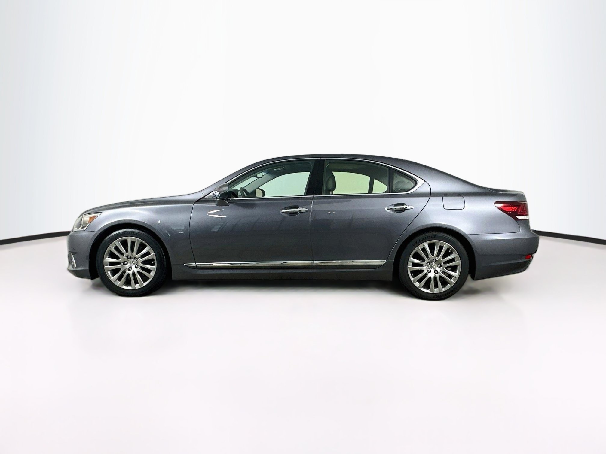 Used 2016 Lexus LS 460 w/ Comfort Package RWD image 4