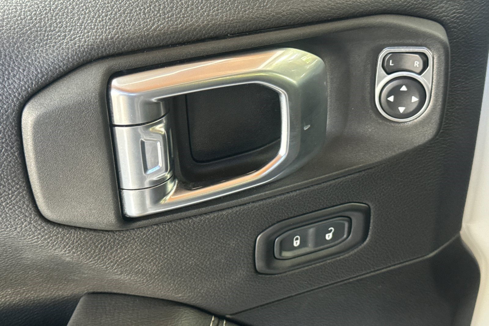 Used 2023 Jeep Wrangler Unlimited Sahara AWD/4WD image 14