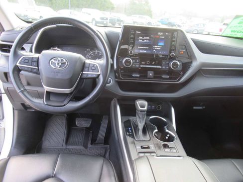 Used 2022 Toyota Highlander XLE image 18