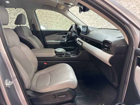 Used 2025 Honda Pilot EX-L image 11