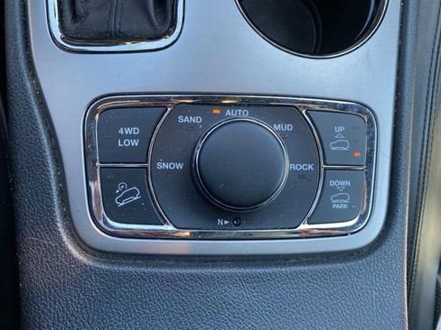 Used 2018 Jeep Grand Cherokee Overland AWD/4WD image 19
