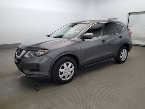 Used 2019 Nissan Rogue S image 2