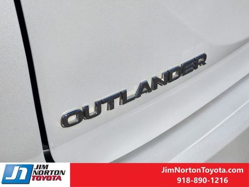 Used 2023 Mitsubishi Outlander SE Black Edition image 12