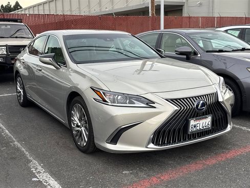 Used 2019 Lexus ES 300h w/ Luxury Package image 2