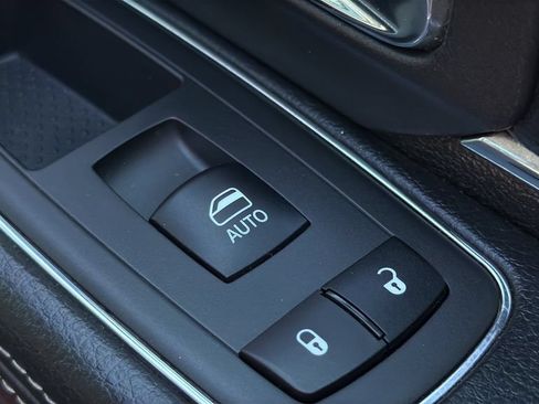 Used 2017 RAM 1500 Laramie AWD/4WD image 8