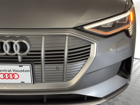 Used 2022 Audi e-tron Premium image 11