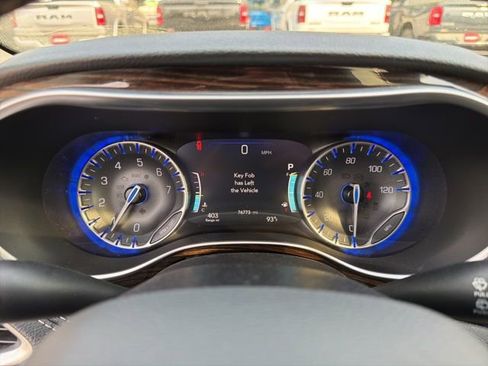 Used 2023 Chrysler Pacifica Limited image 26