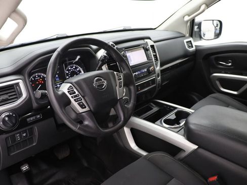 Used 2018 Nissan Titan SV w/ SV Convenience Package image 18