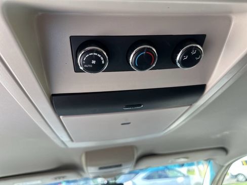 Used 2015 Chrysler Town & Country Touring FWD image 16