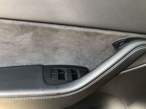 Used 2021 Tesla Model Y Long Range AWD/4WD image 34